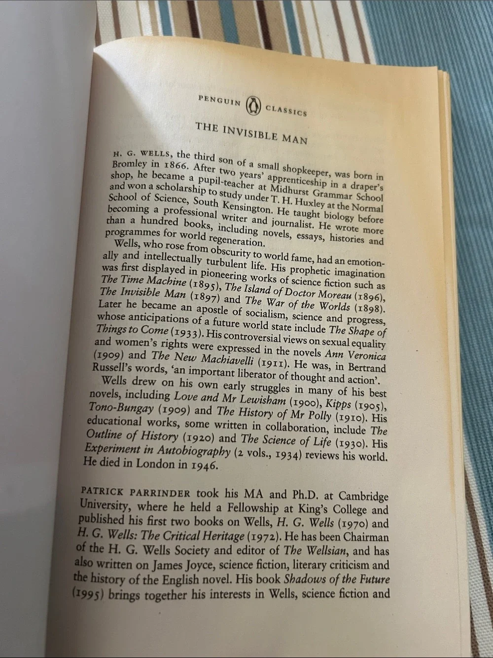 Penguin Classics H.G. Wells The Invisible Man - Red & Yellow Cover